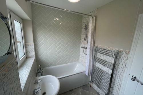 Sea View Entire House - Fully Renovated, Pool Room
