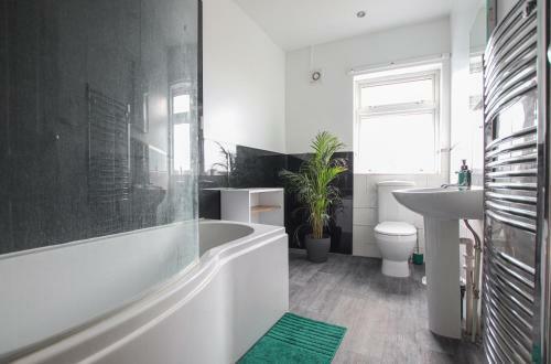 Contemporary Home In Friendly Easton, Free Parking