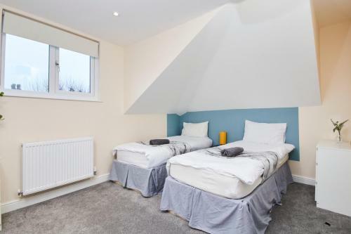 Large Bristol Apartment-sleeps 11 -parking -wifi