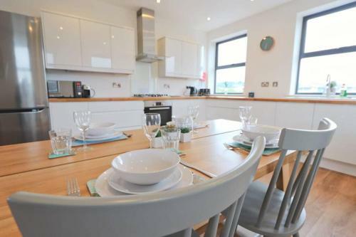 Contemporary 2 Bedroom Apartment With Parking