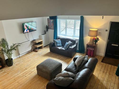Spacious 3 Bedroom House Close To City Centre