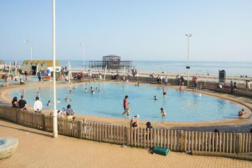 Lovely 4 Bed House 200m From The Beach