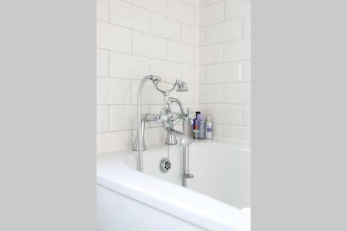 Superb 2 Bed Townhouse Next To The Level Park