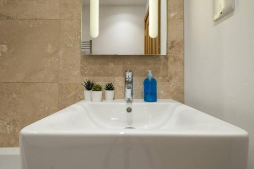 Beautifully Styled, Central Apartment Sleeping 10