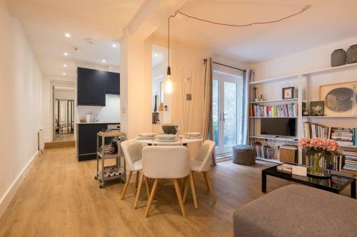 Spacious 2-bed Apartment With Outside Space