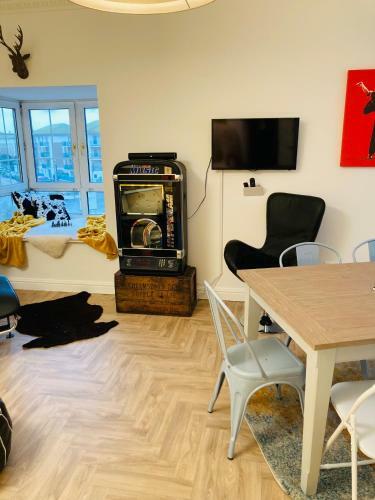 Funky Unique 2-bedroom Apartment With Parking
