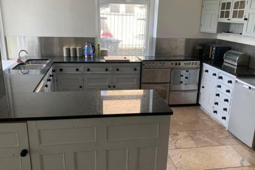 Spacious With Spectacular Views And Private Garden