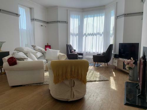 Spacious With Spectacular Views And Private Garden