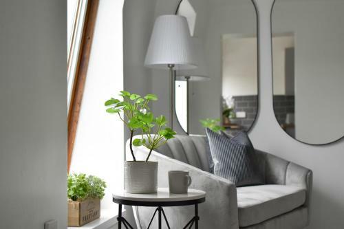 No. 8 - Top Floor Modern Apartment