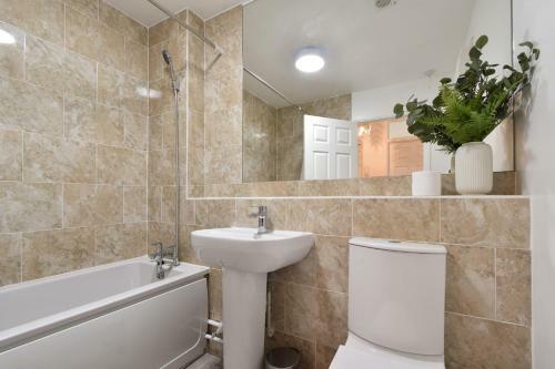 No. 8 - Top Floor Modern Apartment