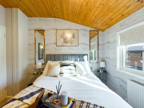 3 Bedroom Lakeview Lodge - Ensuite & Balcony Deck