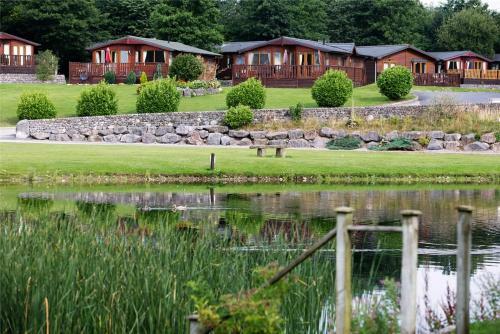 3 Bedroom Lakeview Lodge - Ensuite & Balcony Deck