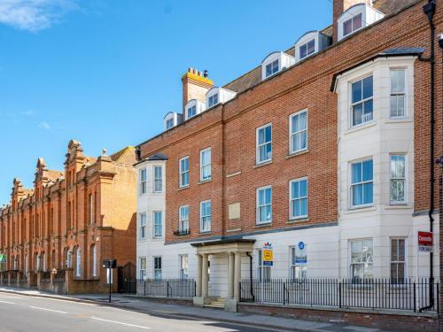 Pass The Keys A Luxurious Apartment With Secure Gated Parking