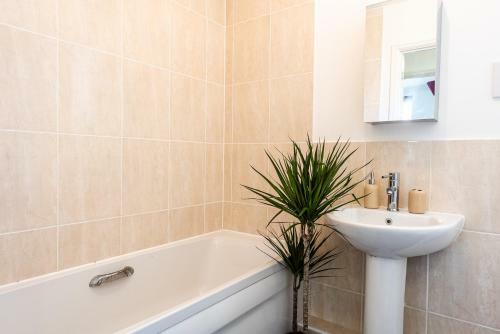 The Sky View-elegant Two Bedroom Family Apartment