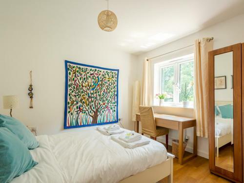 Pass The Keys Cheerful 2-bedroom House With Private Parking