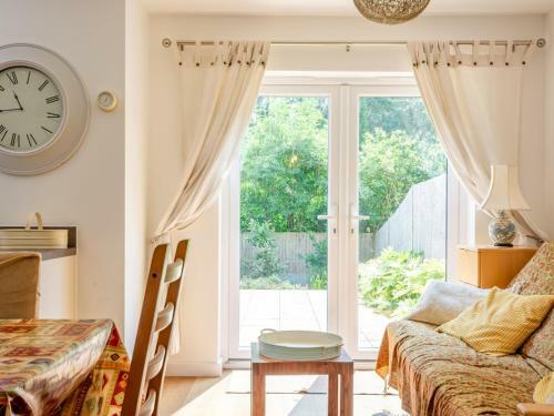 Pass The Keys Cheerful 2-bedroom House With Private Parking