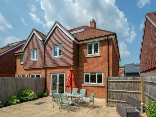 Pass The Keys Cheerful 2-bedroom House With Private Parking