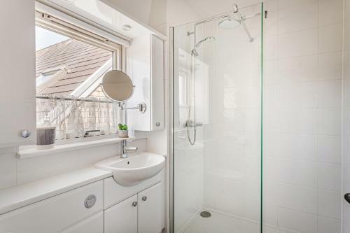 2 Bedroom City Centre Townhouse - With Parking