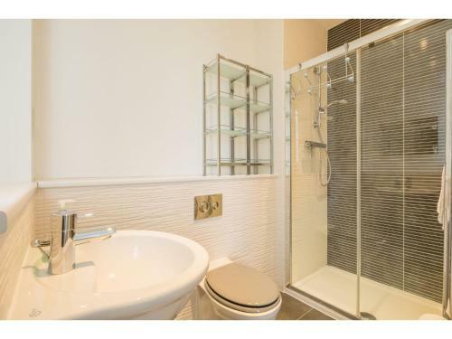 Pass The Keys Modern 2 Bed Property With Balcony And Garden