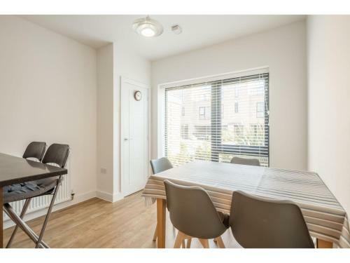 Pass The Keys Modern 2 Bed Property With Balcony And Garden