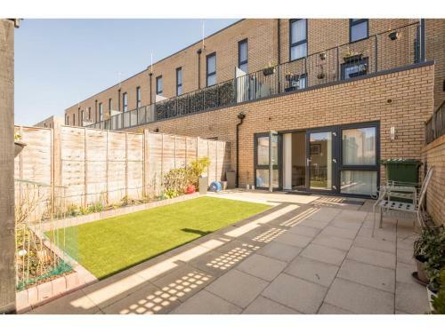 Pass The Keys Modern 2 Bed Property With Balcony And Garden