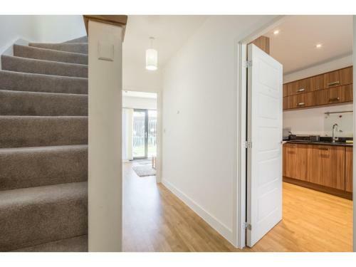 Pass The Keys Modern 2 Bed Property With Balcony And Garden
