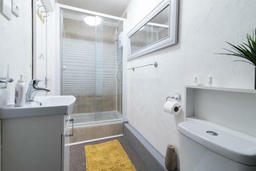 *spacious Apartment *free Gated Parking *fast Wifi