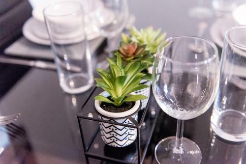 *spacious Apartment *free Gated Parking *fast Wifi