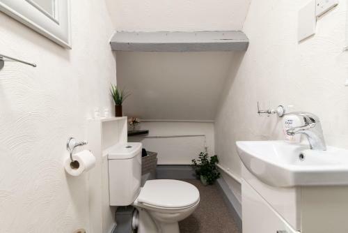 *spacious Apartment *free Gated Parking *fast Wifi