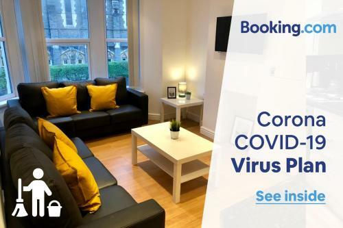 8 Person, 4 Bedroom Light, Warm & Modern Apartment