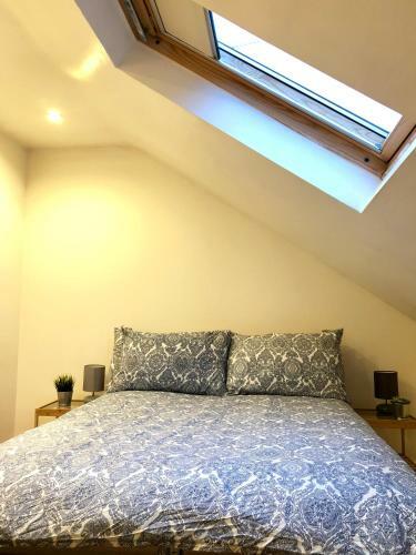 8 Person, 4 Bedroom Light, Warm & Modern Apartment