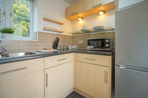 Rowsby Court - Stylish Apartment With Private Parking