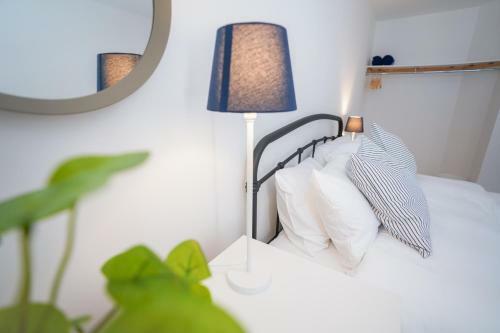 Rowsby Court - Stylish Apartment With Private Parking