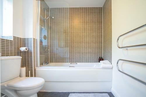 Rowsby Court - Stylish Apartment With Private Parking
