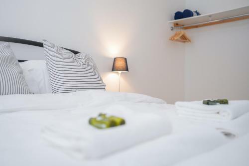 Rowsby Court - Stylish Apartment With Private Parking