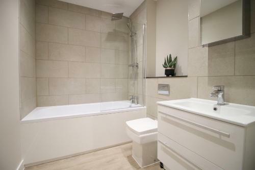 Apartamento Modern 2 Br Flat, 6 Mins Drive In City Centre!