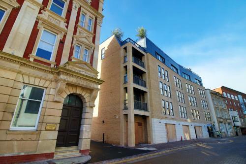 Apartamento Modern 2 Br Flat, 6 Mins Drive In City Centre!