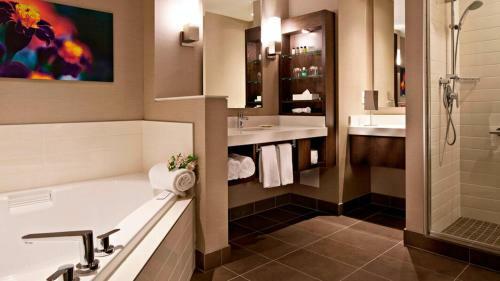 Hotel Delta Grand Okanagan Resort