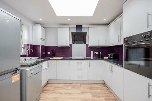 Spacious 4 Bedroom House! Free Parking! Dagenham!