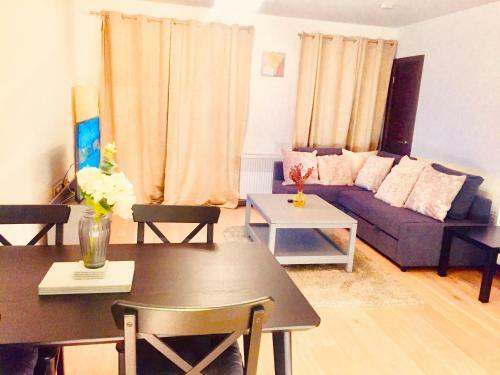 Entire Beautiful 2 Bedroom Apartment