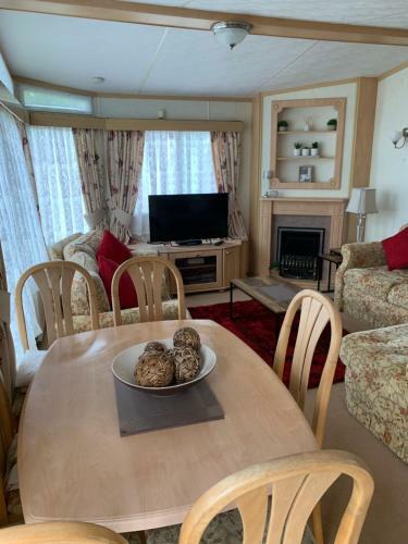 26 Riverview 8 Berth Caravan With Free Fishing