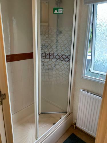 26 Riverview 8 Berth Caravan With Free Fishing