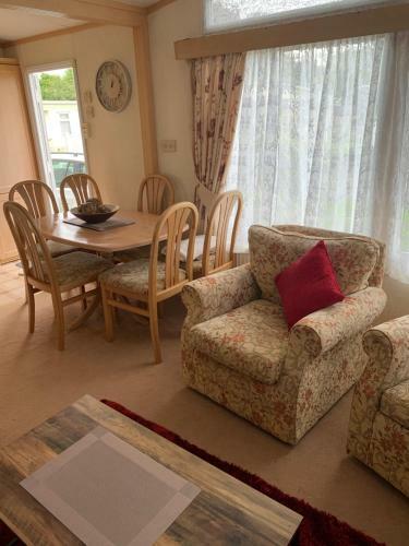26 Riverview 8 Berth Caravan With Free Fishing