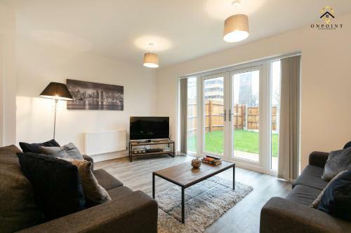 Modern, Spacious 3 Bed House With Parking & Wifi!