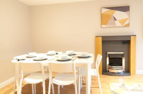 Newly Furnished Aztec House (6 Separate Beds)