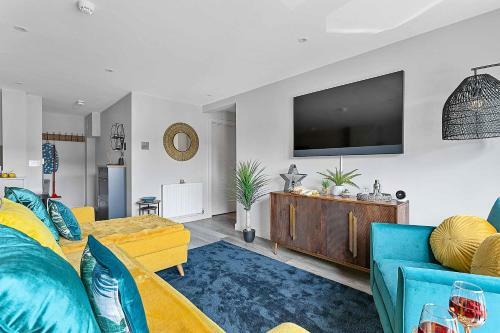 2 De Courcey House - Architect Designed Luxury Apartment With Parking, Central Dartmouth