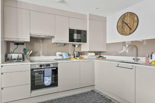 2 De Courcey House - Architect Designed Luxury Apartment With Parking, Central Dartmouth