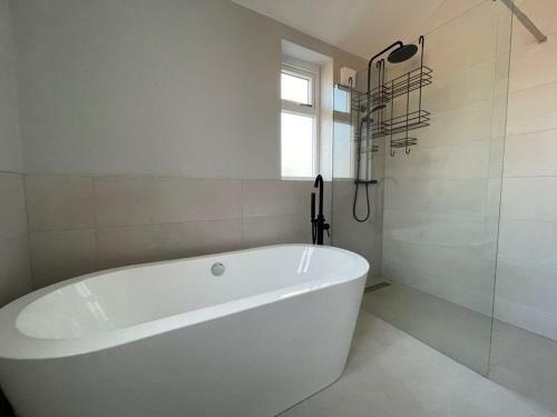 Spacious 3 Bedroom House With Garden And Parking