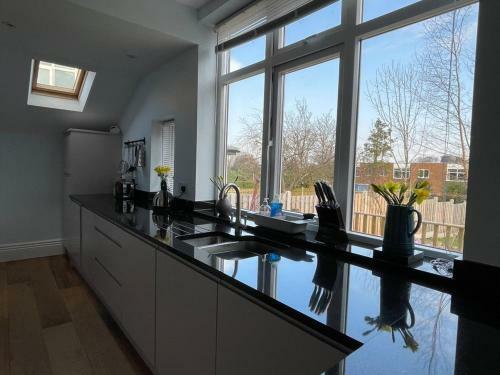 Spacious 3 Bedroom House With Garden And Parking