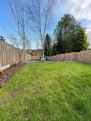 Spacious 3 Bedroom House With Garden And Parking